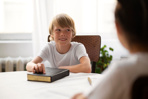 Niños de vista lateral con biblia en la escuela dominical