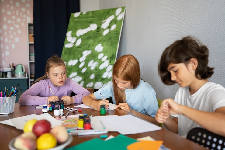 Foto gratuito niños de vista lateral pintando juntos