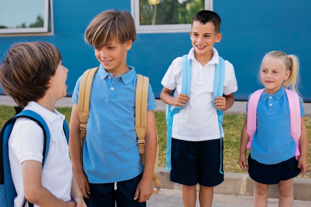 Foto gratuita niños volviendo juntos a la escuela