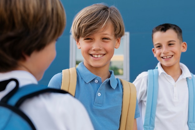 Niños volviendo juntos a la escuela