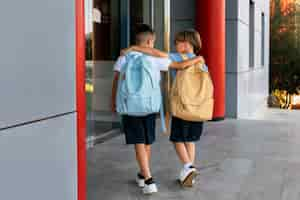 Foto gratuita niños volviendo juntos a la escuela