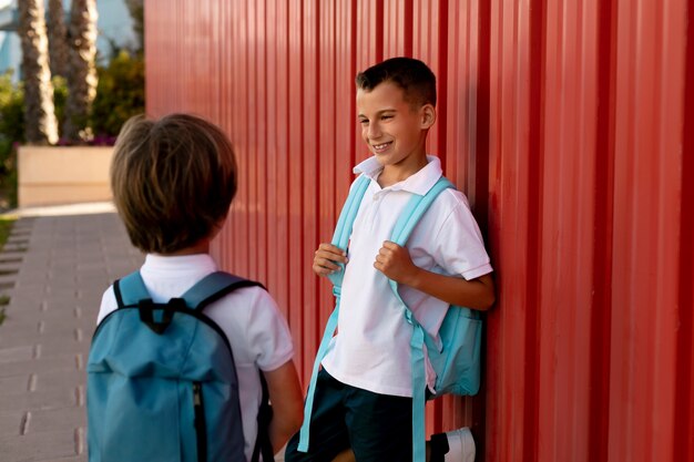 Niños volviendo juntos a la escuela