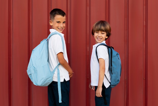 Niños volviendo juntos a la escuela