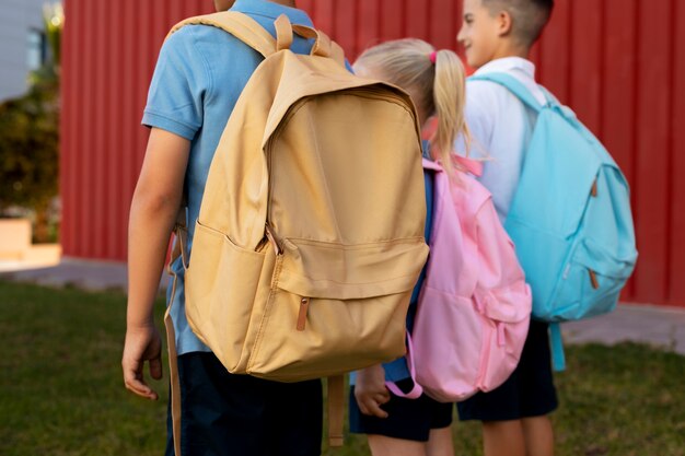 Niños volviendo juntos a la escuela