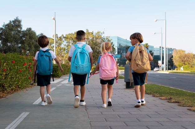 Niños volviendo juntos a la escuela