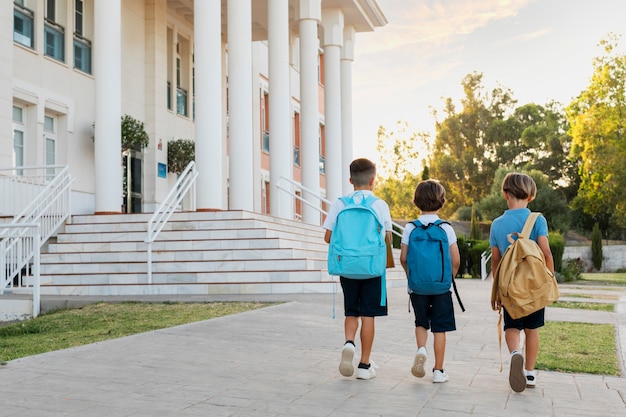 Niños volviendo juntos a la escuela