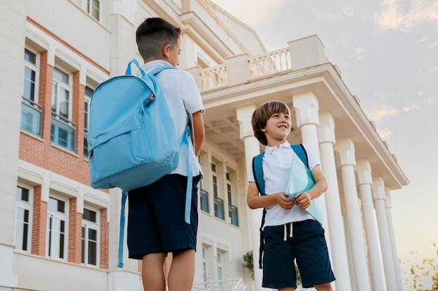 Niños volviendo juntos a la escuela