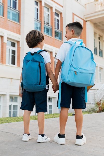 Foto gratuita niños volviendo juntos a la escuela