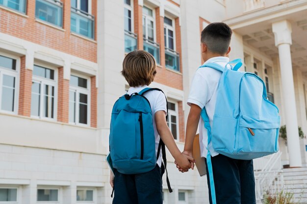 Niños volviendo juntos a la escuela