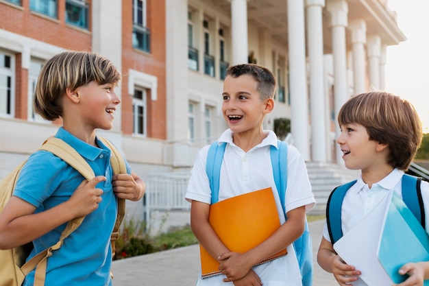 Niños volviendo juntos a la escuela