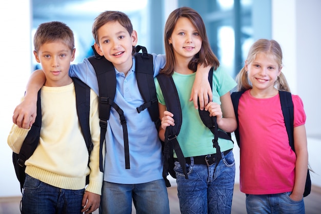 Los niños yendo a la escuela juntos