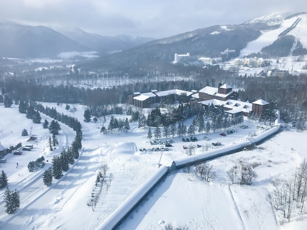 Foto gratuita niseko vista de la ciudad, hokkaido japón