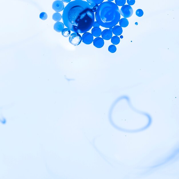 Nítido aceite azul gotas diseño abstrast