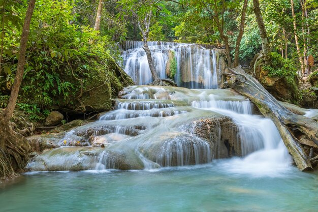 Nivel 2 de la cascada de Erawan en el parque nacional en Kanchanaburi Tailandia