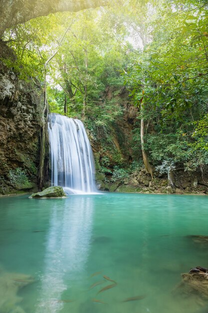 Nivel 3 de la cascada de Erawan en el parque nacional en Kanchanaburi Tailandia