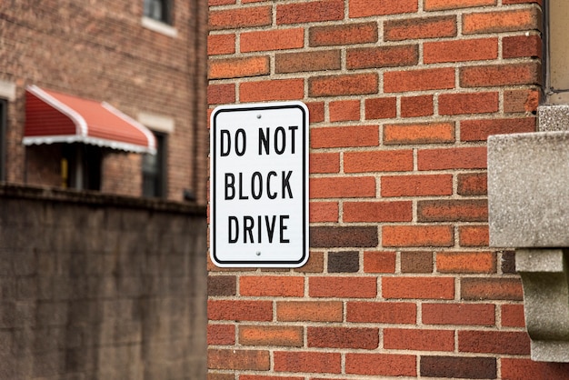 No bloquee el letrero en la pared de ladrillo