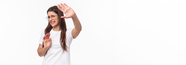 Foto gratuita no, por favor, no me hagas daño retrato de una joven mujer disgustada y angustiada tirando de las manos