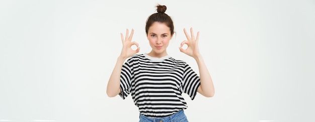 Foto gratuita no hay problema excelente elección sonriente confiado joven mujer mostrando bien bien signo cero gesto