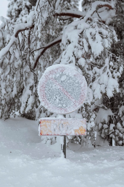 No hay señal de estacionamiento cubierto de nieve.