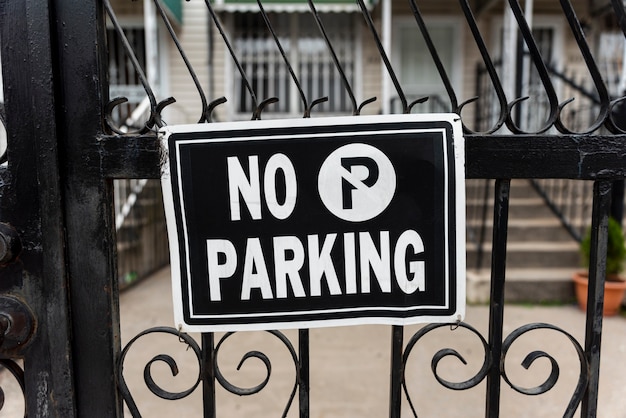 No hay señales de estacionamiento en la cerca