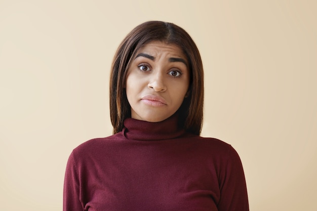 No lo sé. Imagen de mujer de raza mixta joven confundida levantando las cejas y mirando con indiferente expresión facial despistada. Emociones humanas, reacción, actitud y emociones.