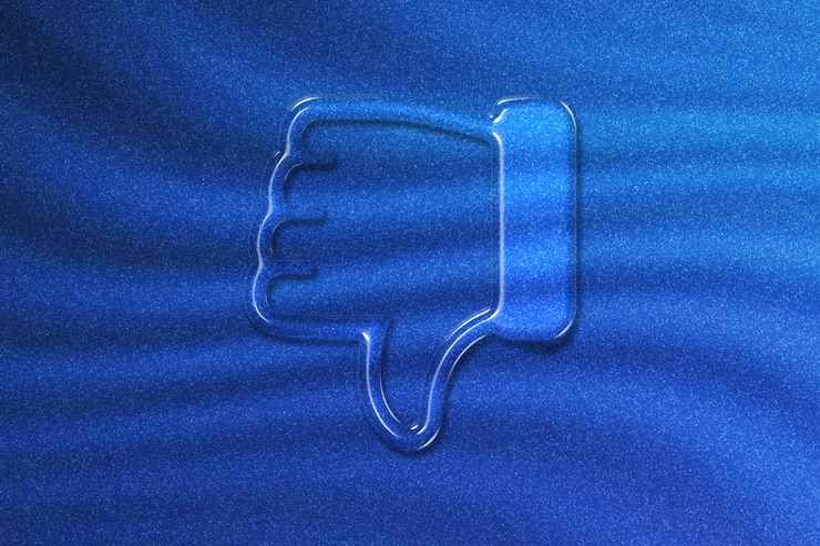Foto gratuito no me gusta el símbolo de la mano, el símbolo del pulgar hacia abajo, el fondo azul brillante