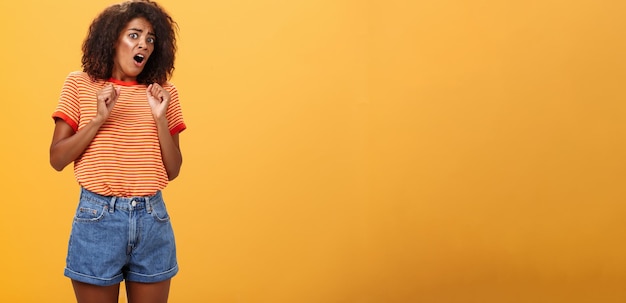 Foto gratuita no, no me lastimes, asustada, tonta e insegura, guapa mujer afroamericana en estupor gritando f