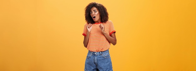 Foto gratuita no, no me lastimes, asustada, tonta e insegura, guapa mujer afroamericana en estupor gritando f