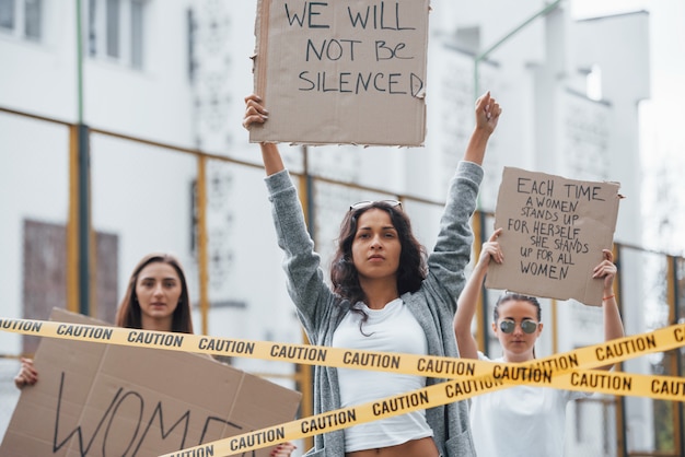 No puedes silenciarnos. Grupo de mujeres feministas al aire libre protesta por sus derechos