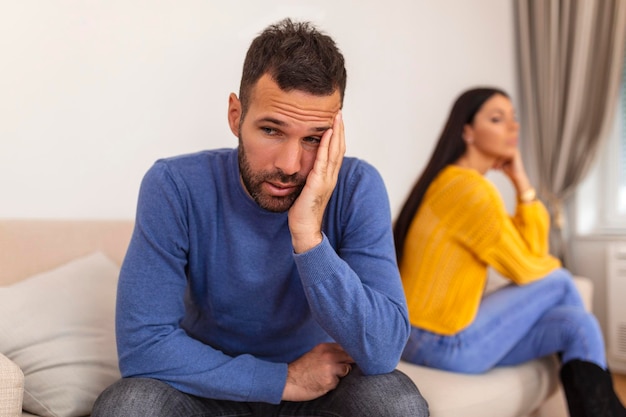 No puedo creer que todavía estemos peleando por esto No puedo creer que haya dicho eso Pareja discutiendo en casa Pareja infeliz discutiendo en casa