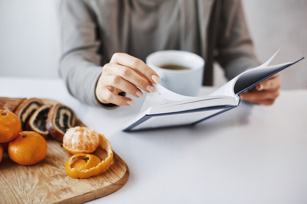 No puedo esperar para leer todo el libro. La chica está enamorada de la historia escrita en páginas de novela, almorzando, tomando té con mandarinas y pastel enrollado. Empleado de oficina que tiene descanso después de reunirse con clientes