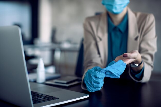 No puedo trabajar en una computadora portátil con guantes protectores en las manos