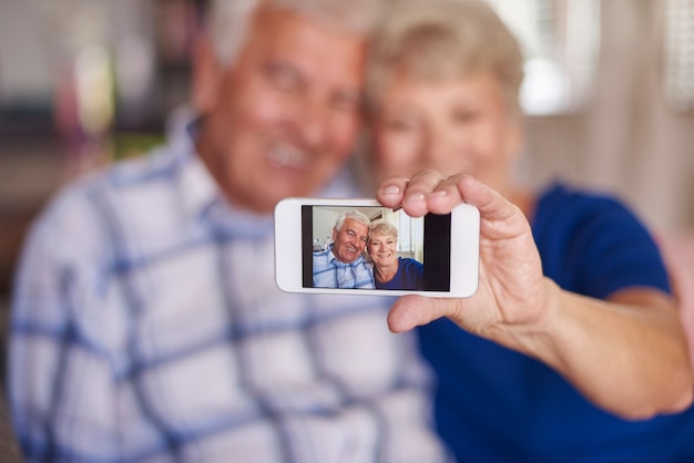 Foto gratuita no somos demasiado mayores para hacernos una selfie