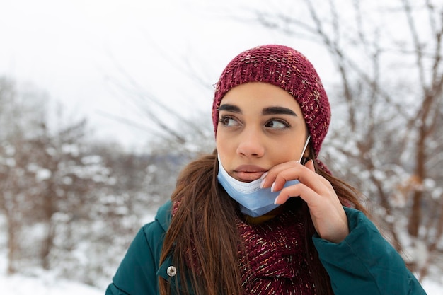 Foto gratuita no se toque la cara, deje de propagar el coronavirus mujer joven que se toca la boca con la mano sucia evite tocarse la cara mujer que se quita la mascarilla y se frota el labio al aire libre