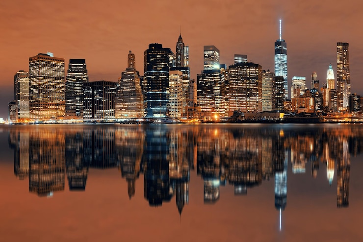 Foto gratuito noche de arquitectura del centro de manhattan con reflejos