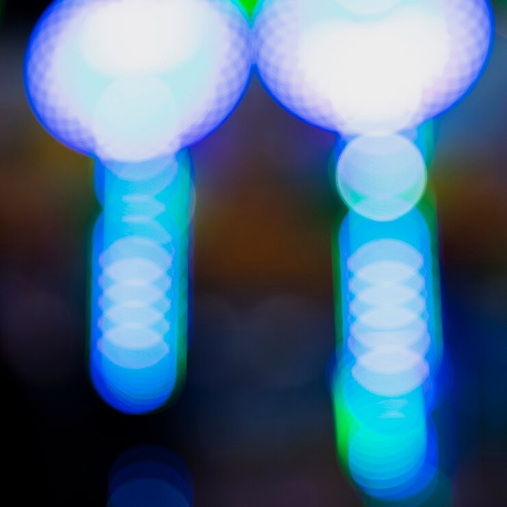 Foto gratuito noche de bokeh abstracto con luces de neón de la ciudad