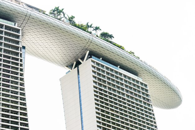 la noche la luz de Singapur rascacielos mar