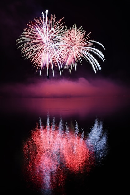 Noche mágica con fuegos artificiales