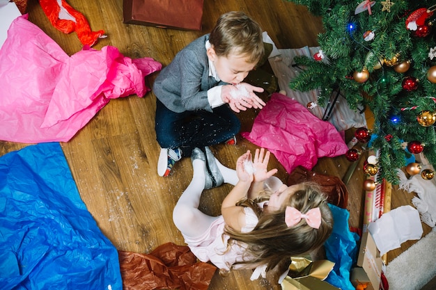Foto gratuita noche de navidad con niños
