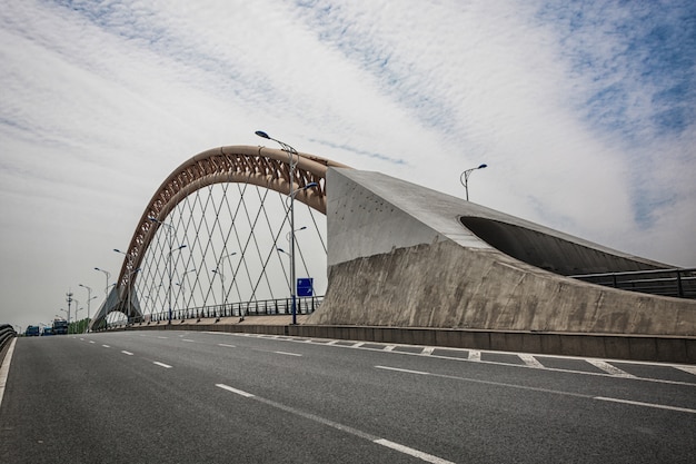 Foto gratuita la noche del puente moderno