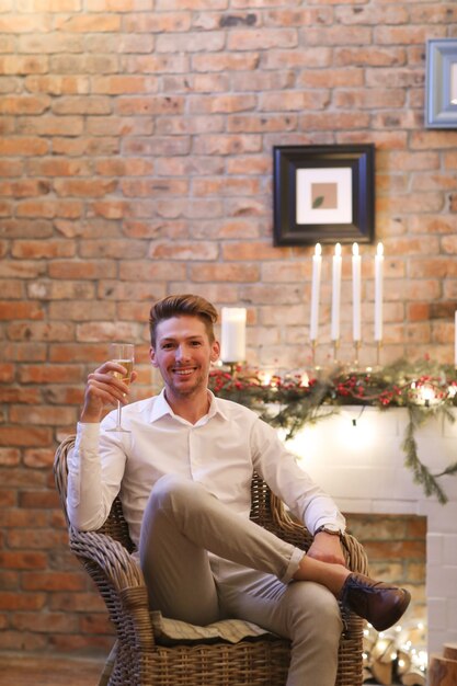 Nochebuena, hombre bebiendo champán