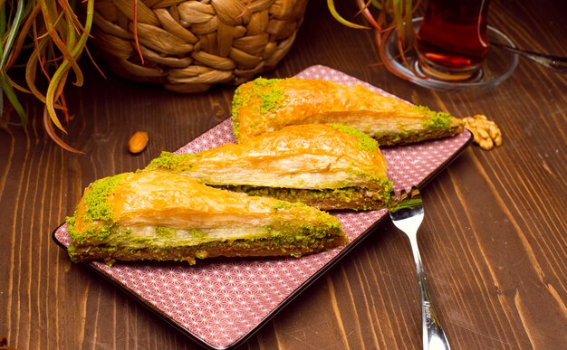 Nogal, pistacho estilo turco antep baklava presentación y servicio