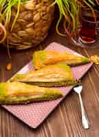 Foto gratuita nogal, pistacho estilo turco antep baklava presentación y servicio
