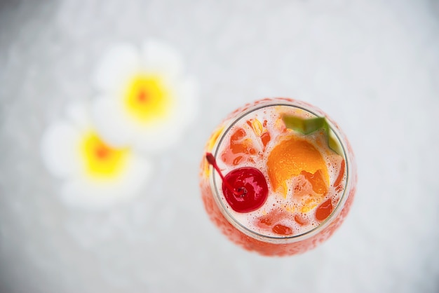 Foto gratuita nombre de receta de cóctel mai tai o mai thai en todo el mundo cóctel de favor