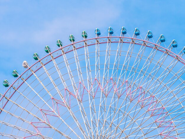 Noria en el parque con fondo de cielo azul