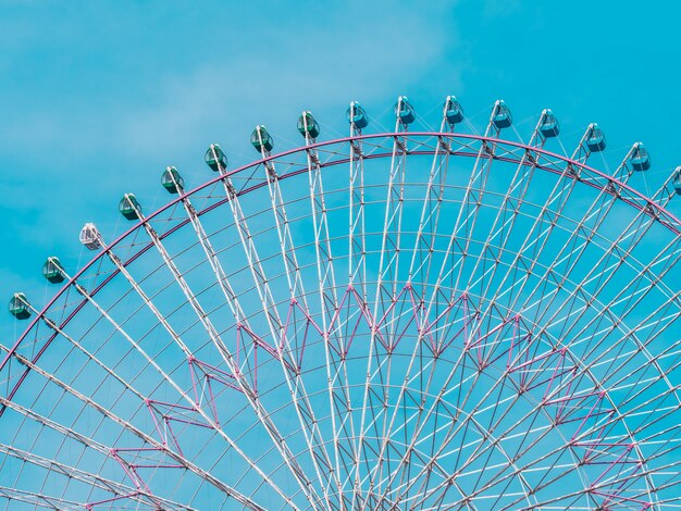 Noria en el parque con fondo de cielo azul