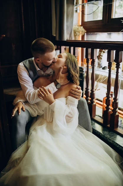 Nos despedimos de la pareja en su boda con una sesión de fotos en un café.