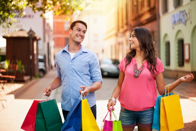 Foto gratuita ¡nos encanta ir de compras juntos!