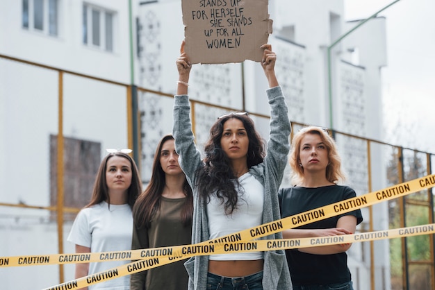 Nos quedaremos aquí hasta que nos escuches. Grupo de mujeres feministas al aire libre protesta por sus derechos