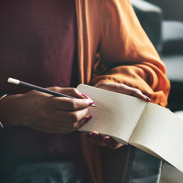 Nota de escritura a mano en un cuaderno